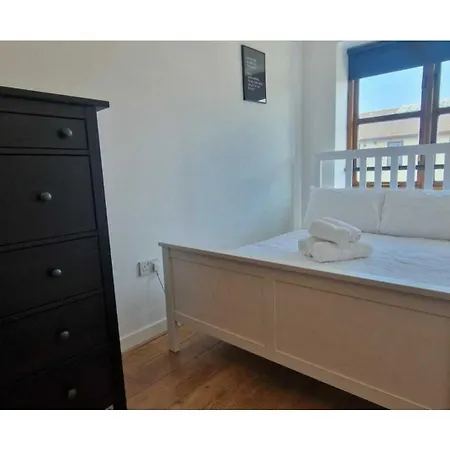 Apartamento Large 2bd At Trendy Portobello Centre